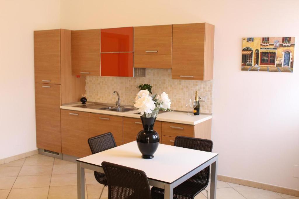 Colonna Rooms & Apartment Трани Екстериор снимка