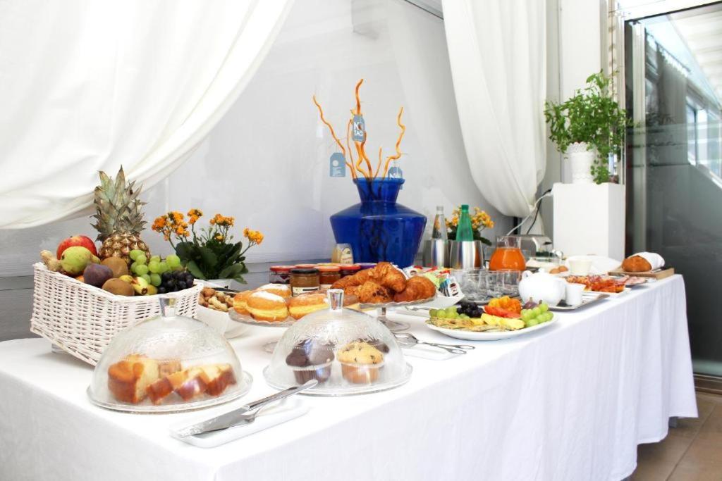 Colonna Rooms & Apartment Трани Екстериор снимка