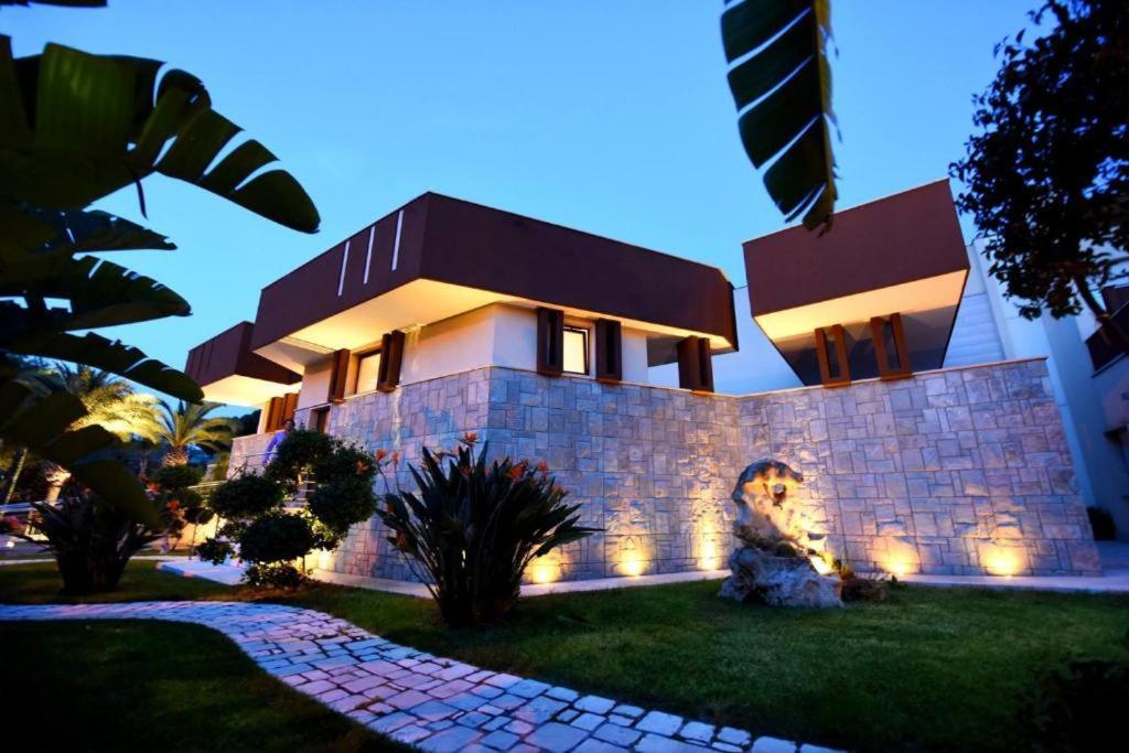 Colonna Rooms & Apartment Трани Екстериор снимка