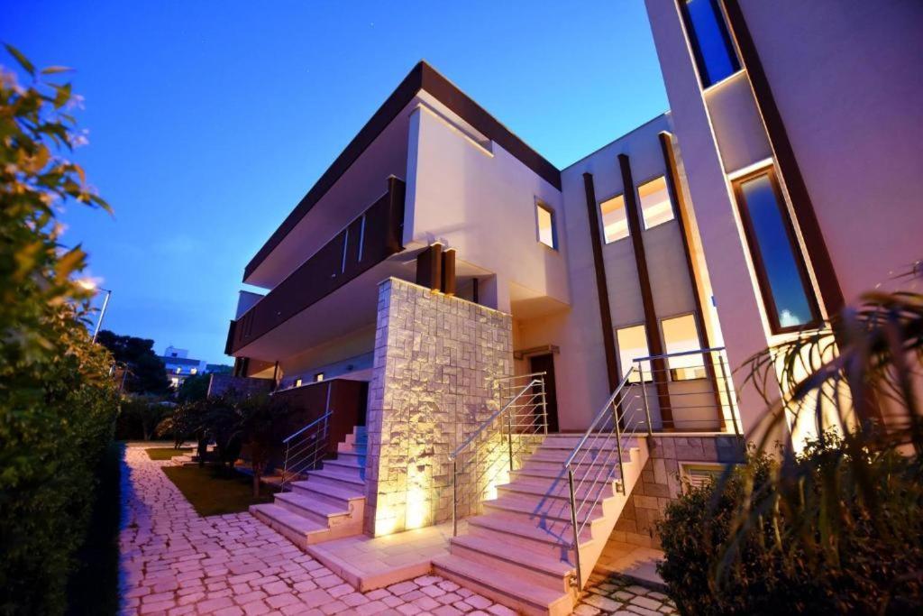 Colonna Rooms & Apartment Трани Екстериор снимка