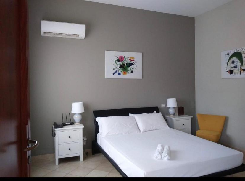 Colonna Rooms & Apartment Трани Екстериор снимка