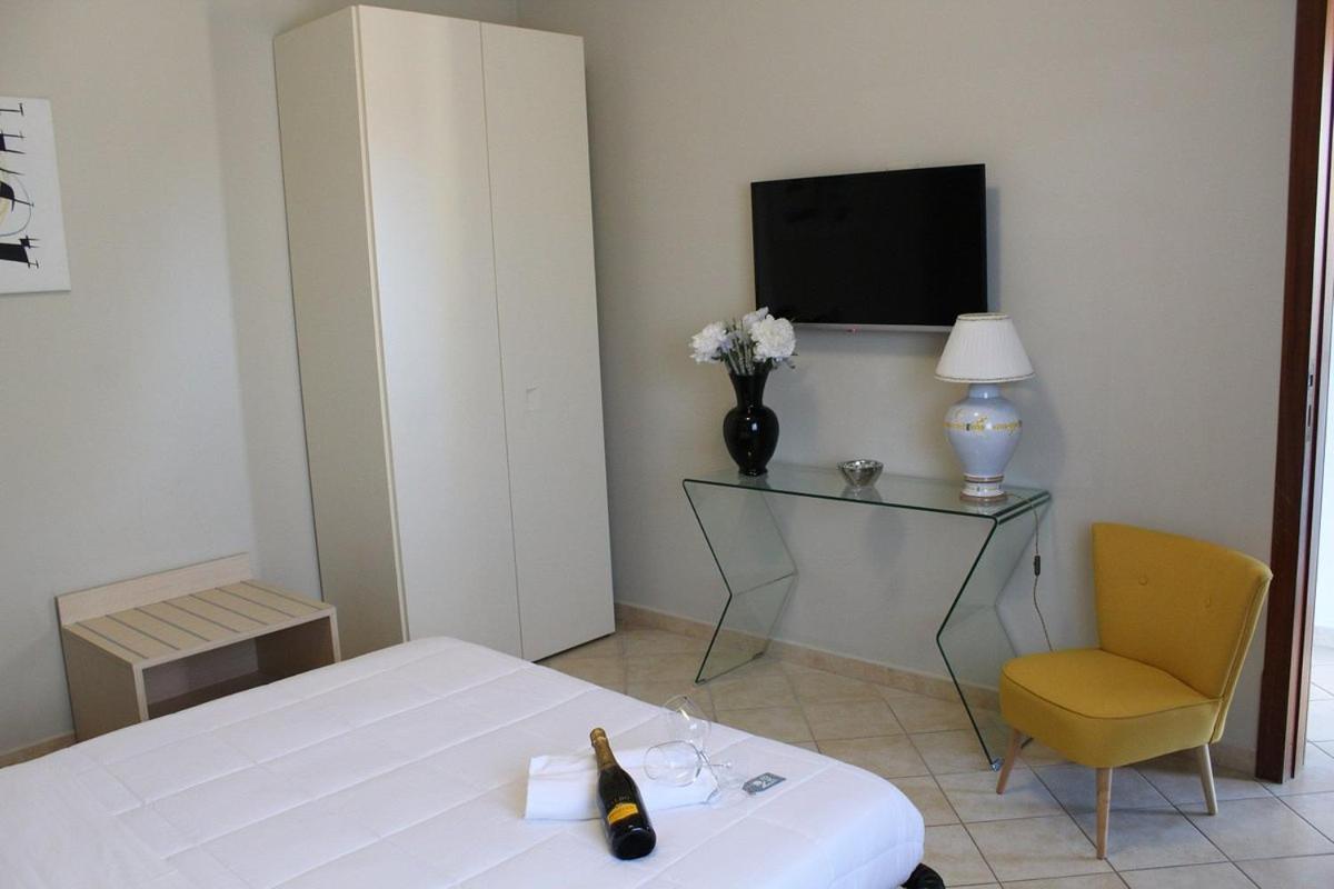 Colonna Rooms & Apartment Трани Екстериор снимка